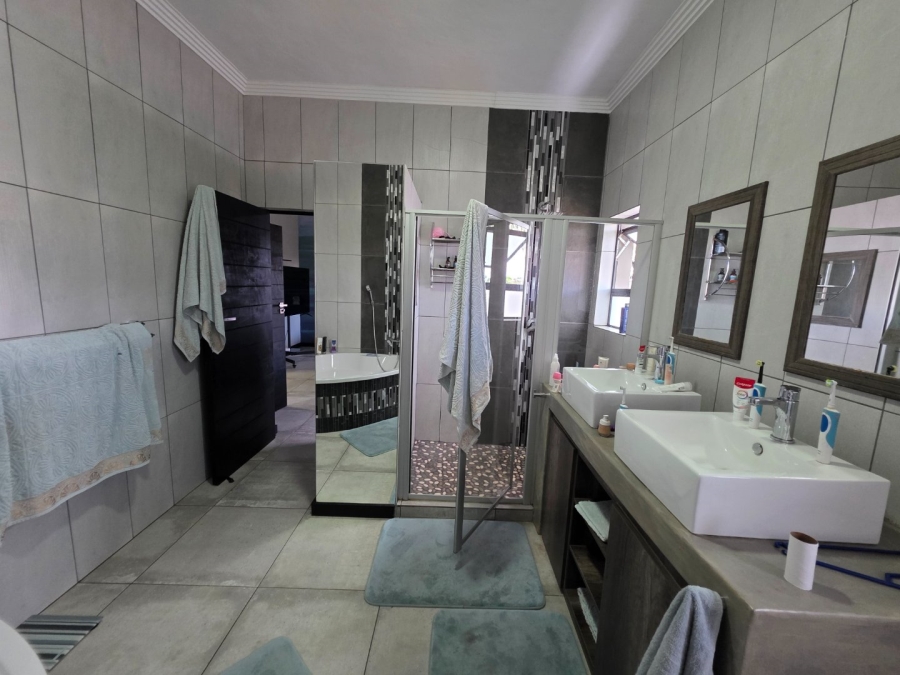 5 Bedroom Property for Sale in Debron Limpopo