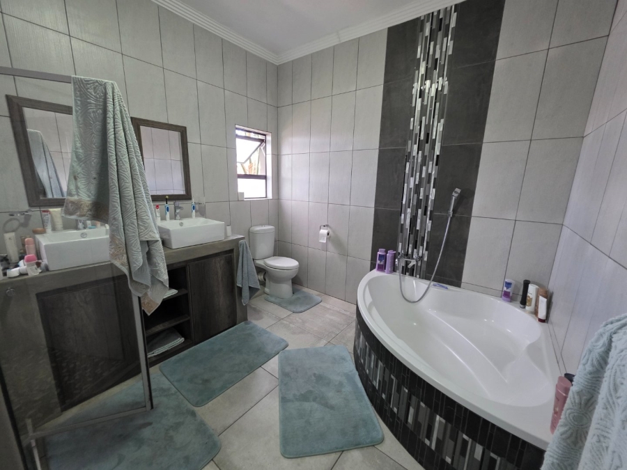 5 Bedroom Property for Sale in Debron Limpopo