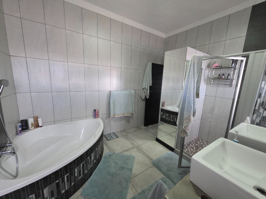 5 Bedroom Property for Sale in Debron Limpopo