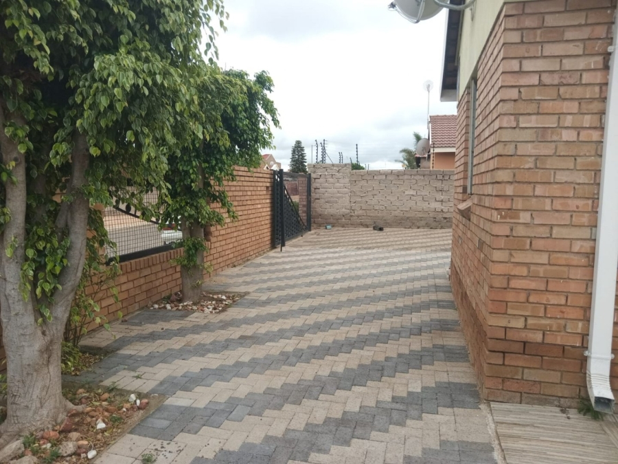 To Let 3 Bedroom Property for Rent in Madiba Park Limpopo