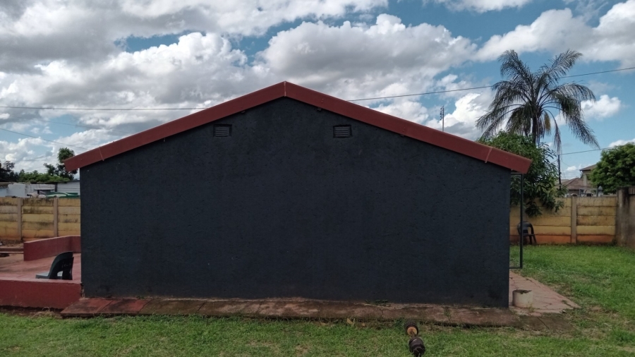 2 Bedroom Property for Sale in Lenyenye Limpopo