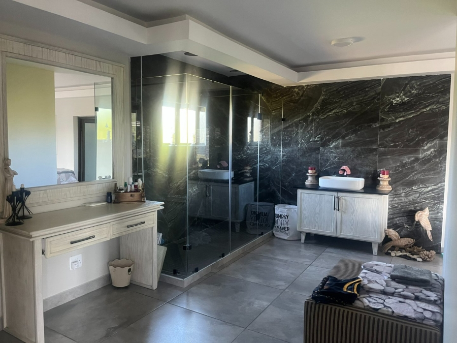 5 Bedroom Property for Sale in Clearwaters Cove Limpopo
