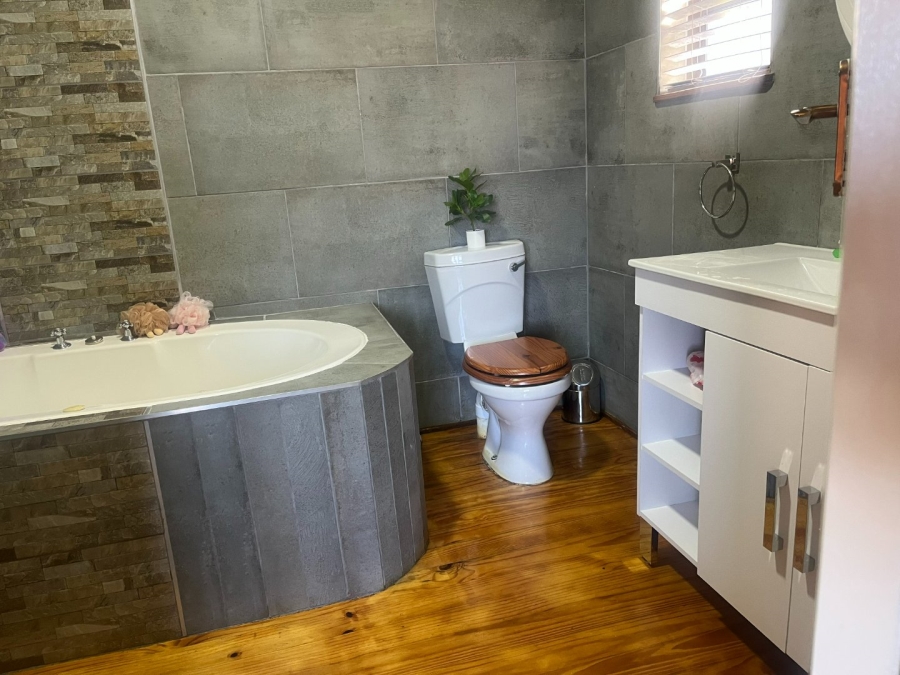 5 Bedroom Property for Sale in Clearwaters Cove Limpopo