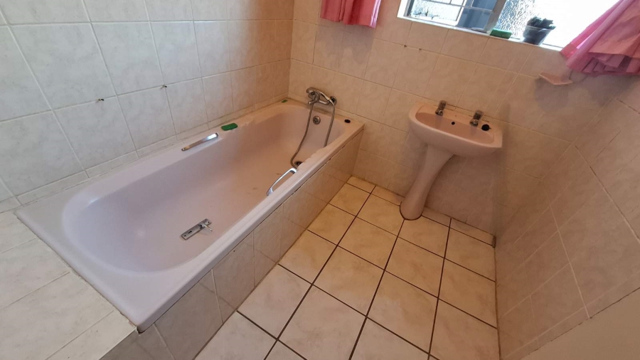 To Let 4 Bedroom Property for Rent in Flora Park Limpopo