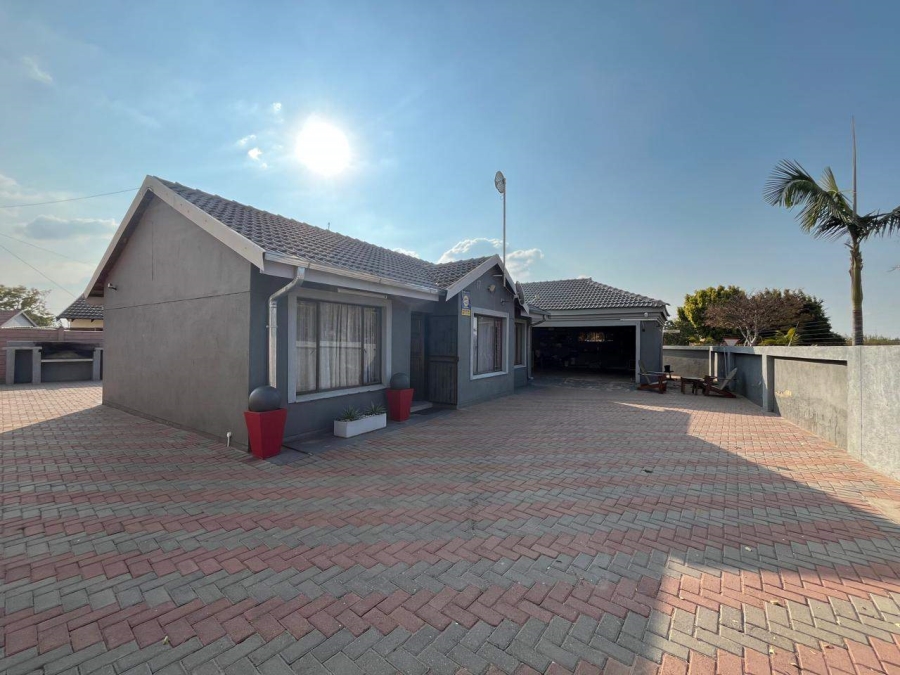 5 Bedroom Property for Sale in Rainbow Park Limpopo