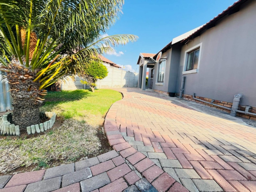 3 Bedroom Property for Sale in Madiba Park Limpopo