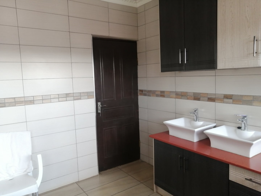 5 Bedroom Property for Sale in Flora Park Limpopo