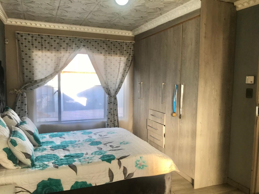 5 Bedroom Property for Sale in Nirvana Limpopo