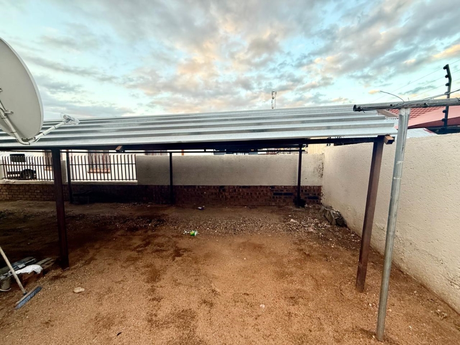 To Let 3 Bedroom Property for Rent in Lesedi Park Limpopo