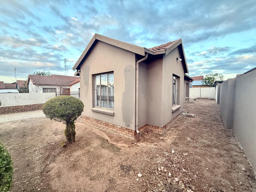 To Let 3 Bedroom Property for Rent in Lesedi Park Limpopo