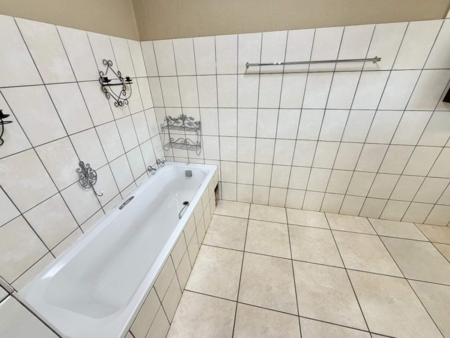 To Let 4 Bedroom Property for Rent in Flora Park Limpopo