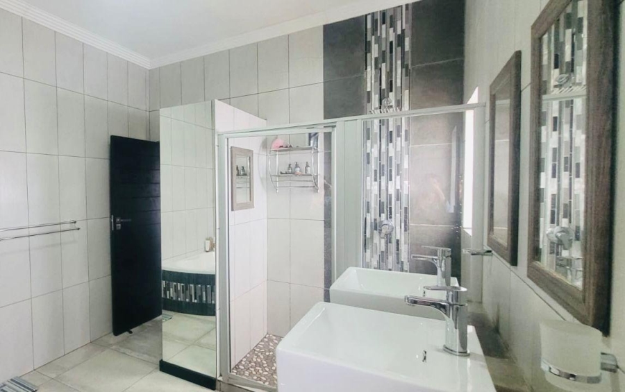 5 Bedroom Property for Sale in Bendor Limpopo