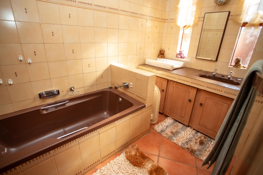 5 Bedroom Property for Sale in Chroompark Limpopo