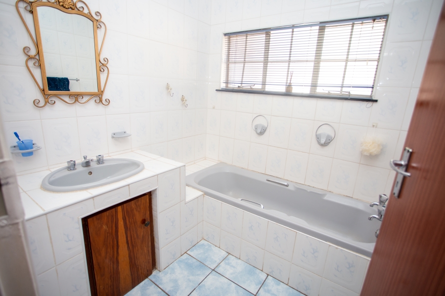 5 Bedroom Property for Sale in Chroompark Limpopo