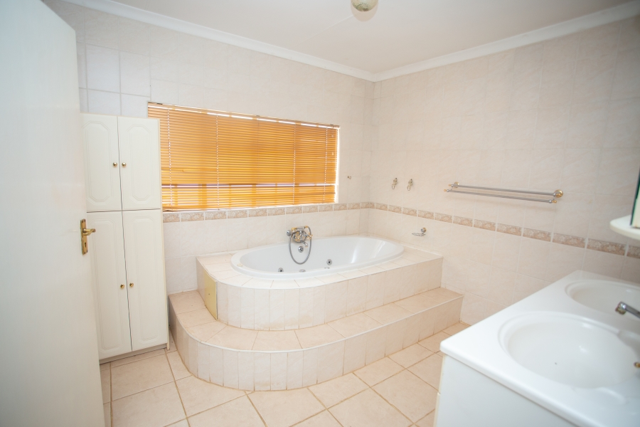 5 Bedroom Property for Sale in Chroompark Limpopo