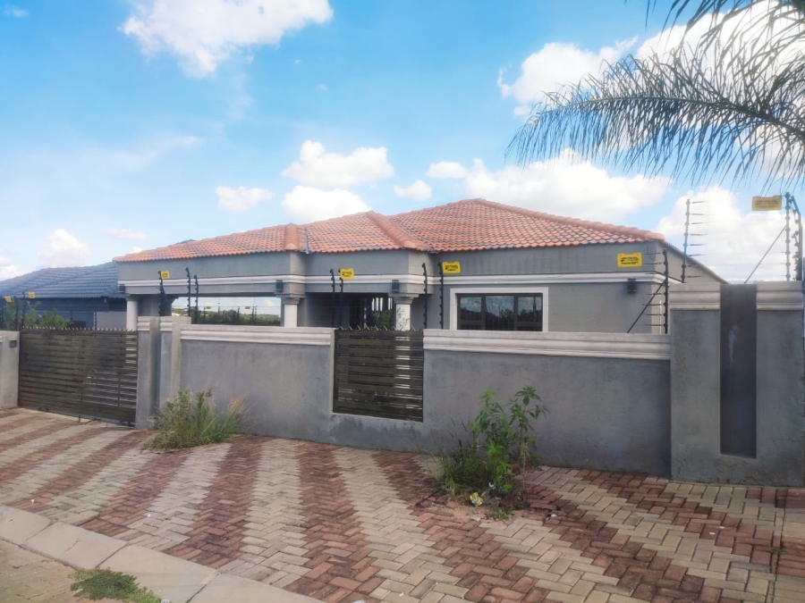 3 Bedroom Property for Sale in Mahlasedi Park Limpopo
