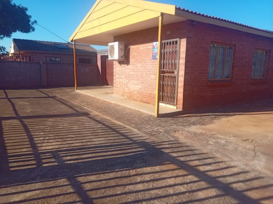 To Let 4 Bedroom Property for Rent in Northam Limpopo