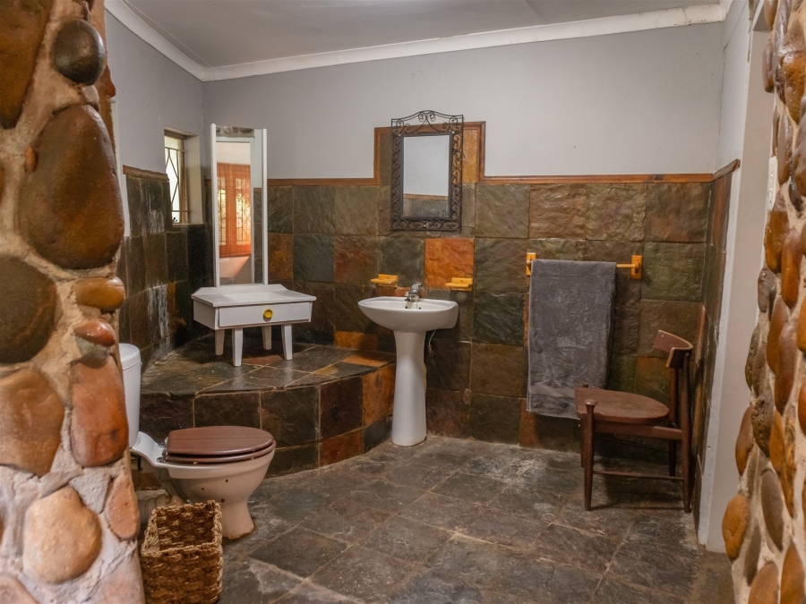 5 Bedroom Property for Sale in Ndlovumzi Limpopo