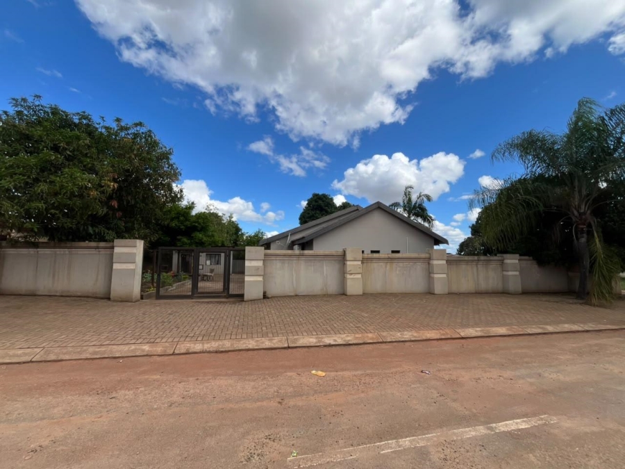5 Bedroom Property for Sale in Shayandima Limpopo