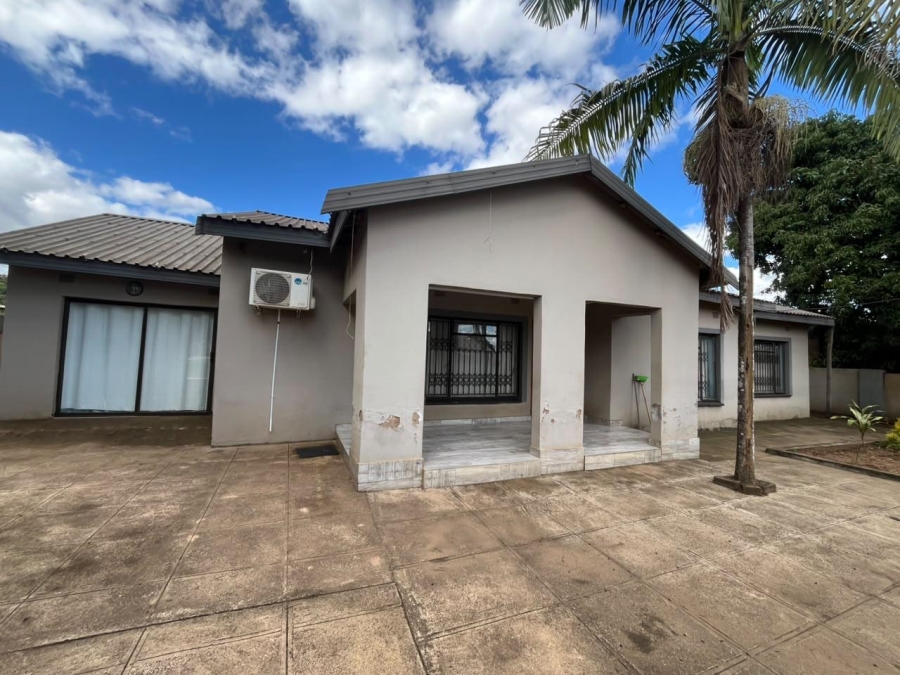 5 Bedroom Property for Sale in Shayandima Limpopo