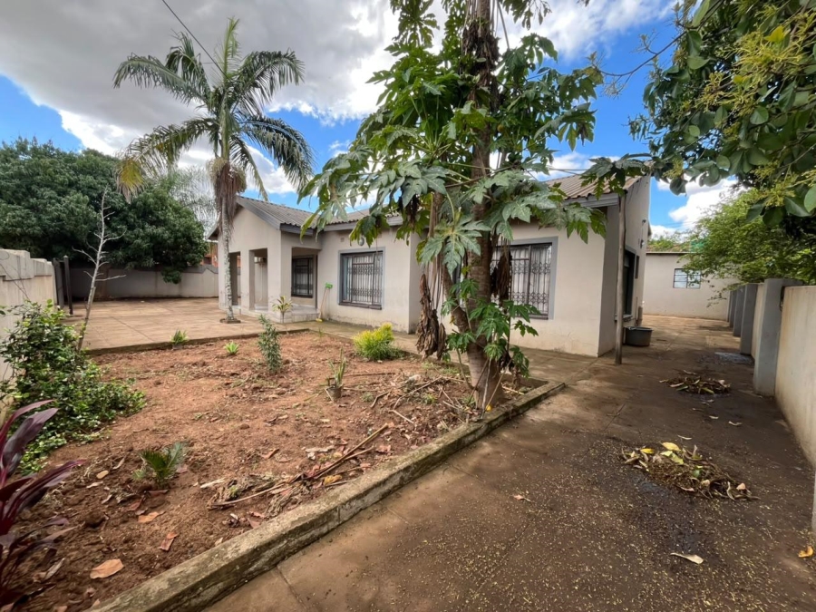 5 Bedroom Property for Sale in Shayandima Limpopo