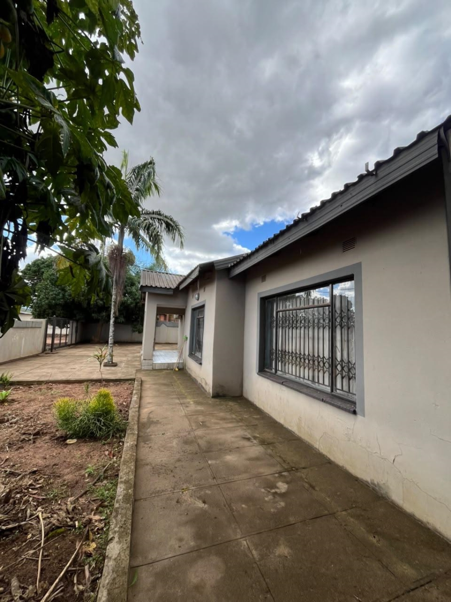 5 Bedroom Property for Sale in Shayandima Limpopo