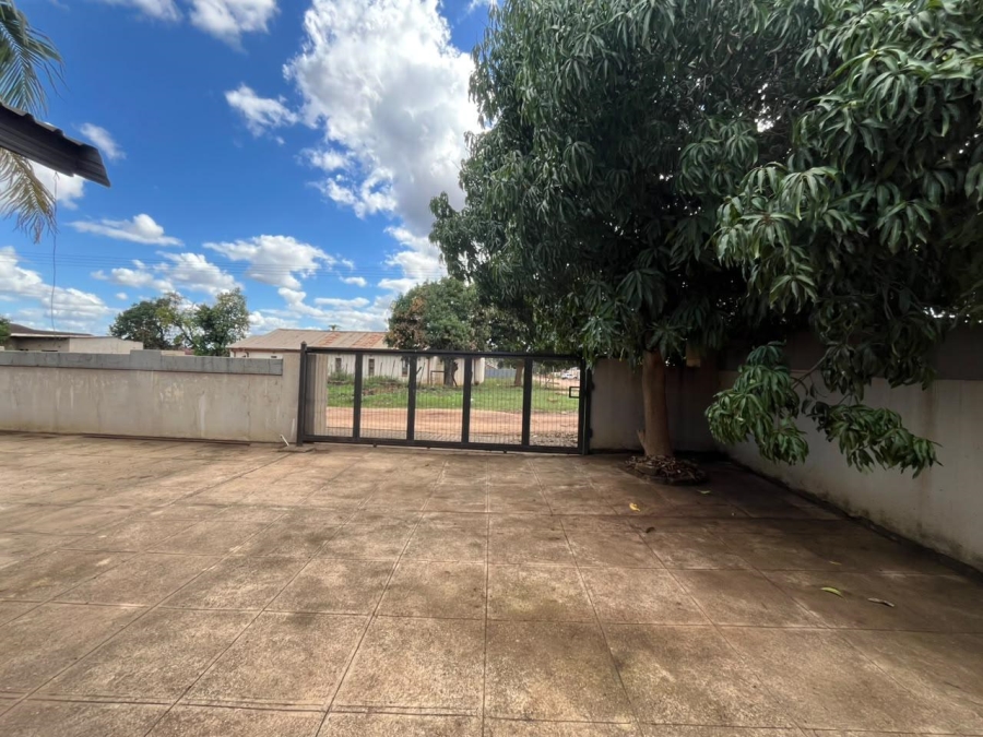 5 Bedroom Property for Sale in Shayandima Limpopo