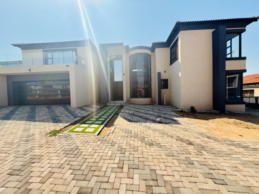 6 Bedroom Property for Sale in Woodhill Estate Limpopo