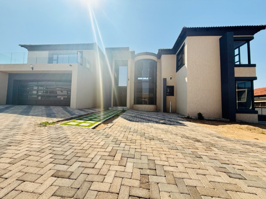 6 Bedroom Property for Sale in Woodhill Estate Limpopo