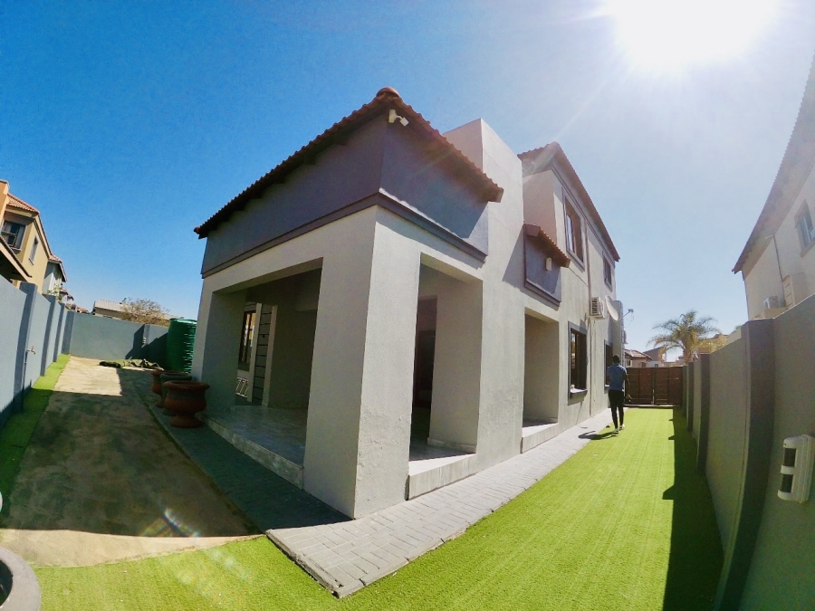 5 Bedroom Property for Sale in Woodhill Estate Limpopo