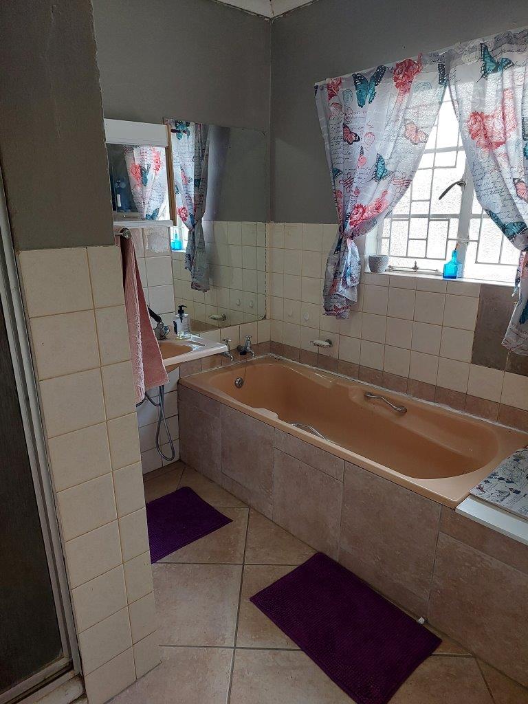 5 Bedroom Property for Sale in Kromdraai Limpopo