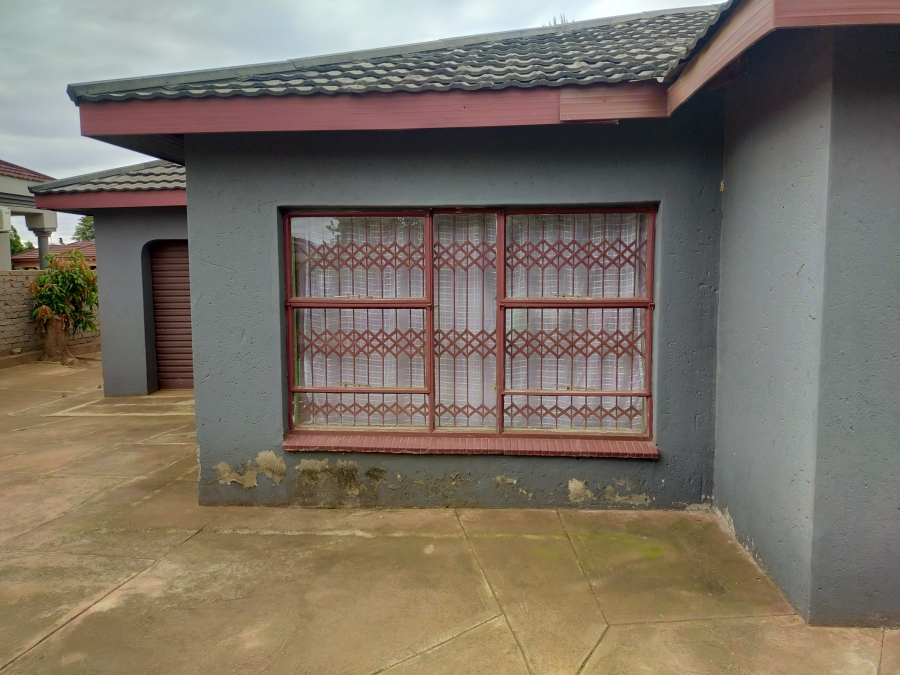 5 Bedroom Property for Sale in Muledane Limpopo