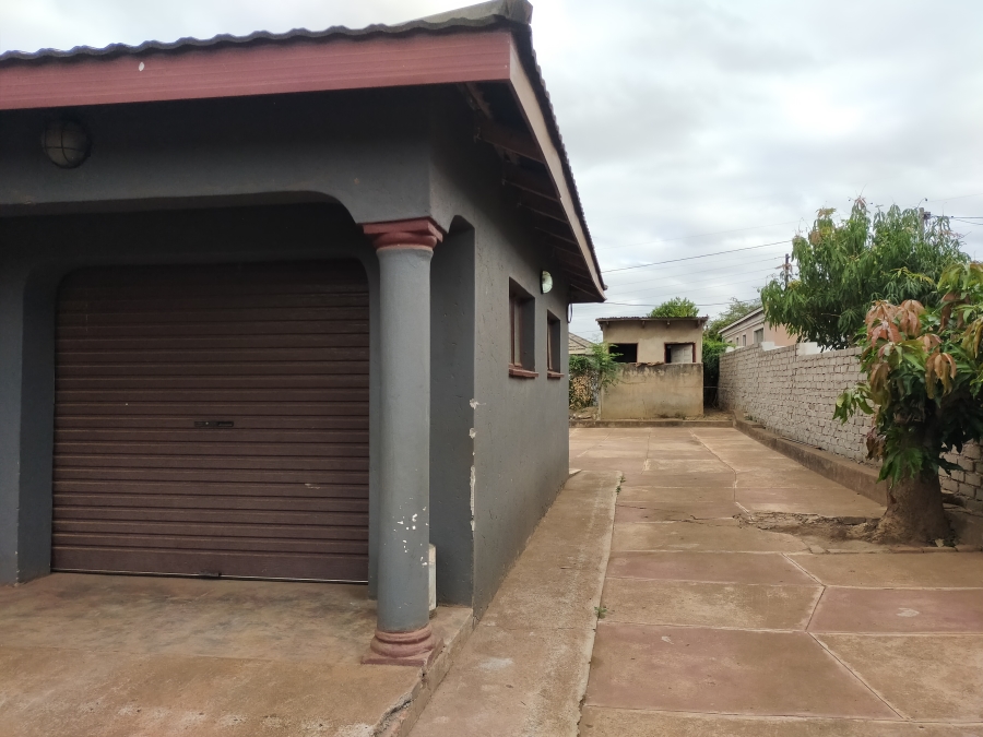 5 Bedroom Property for Sale in Muledane Limpopo