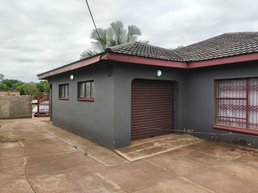 5 Bedroom Property for Sale in Muledane Limpopo