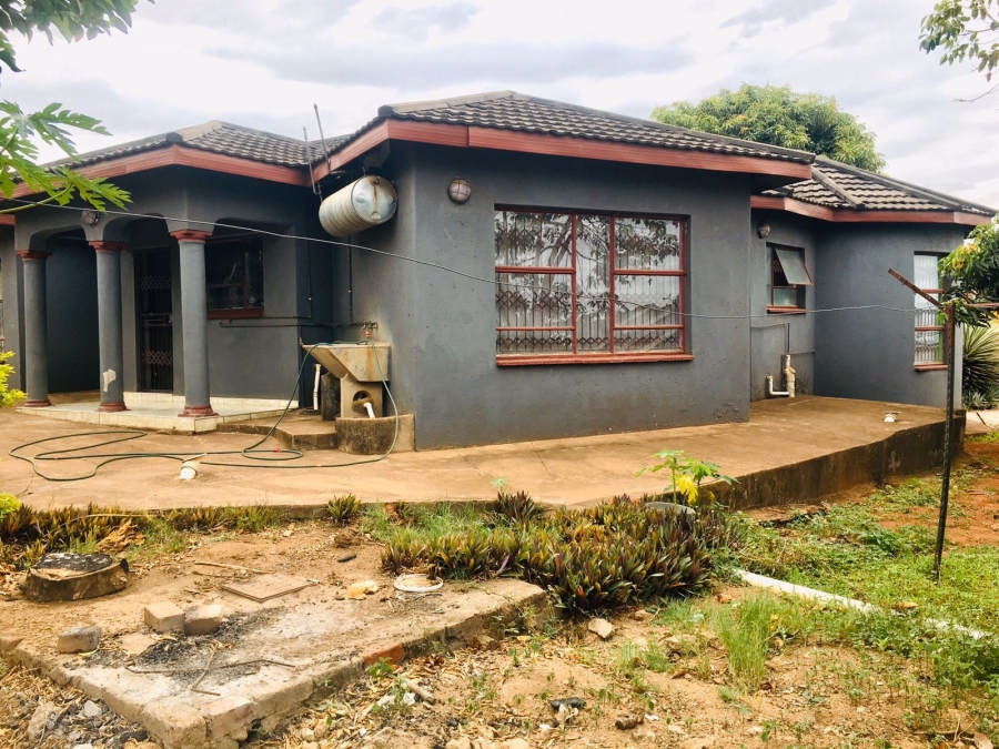 5 Bedroom Property for Sale in Muledane Limpopo