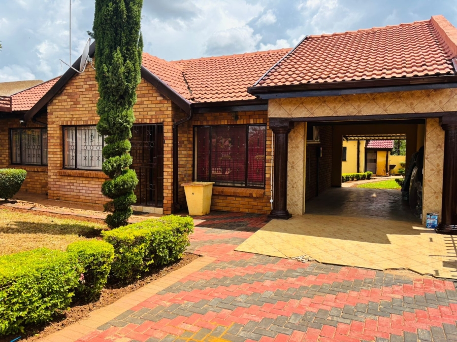 3 Bedroom Property for Sale in Mahwelereng Limpopo