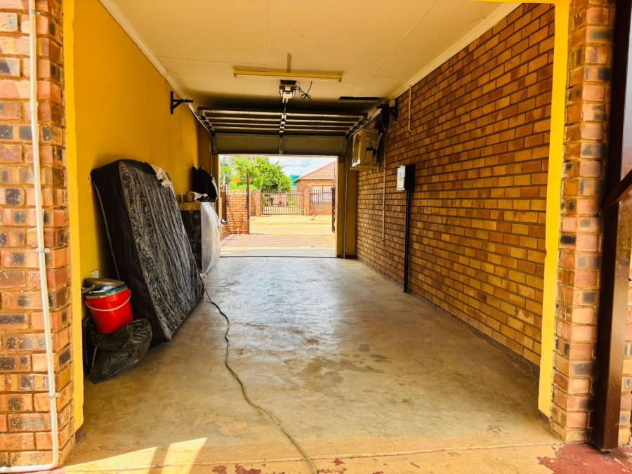 3 Bedroom Property for Sale in Mahwelereng Limpopo