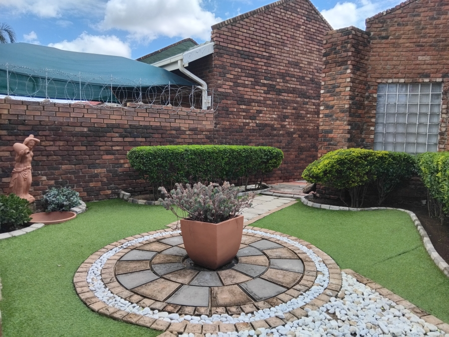 5 Bedroom Property for Sale in Flora Park Limpopo