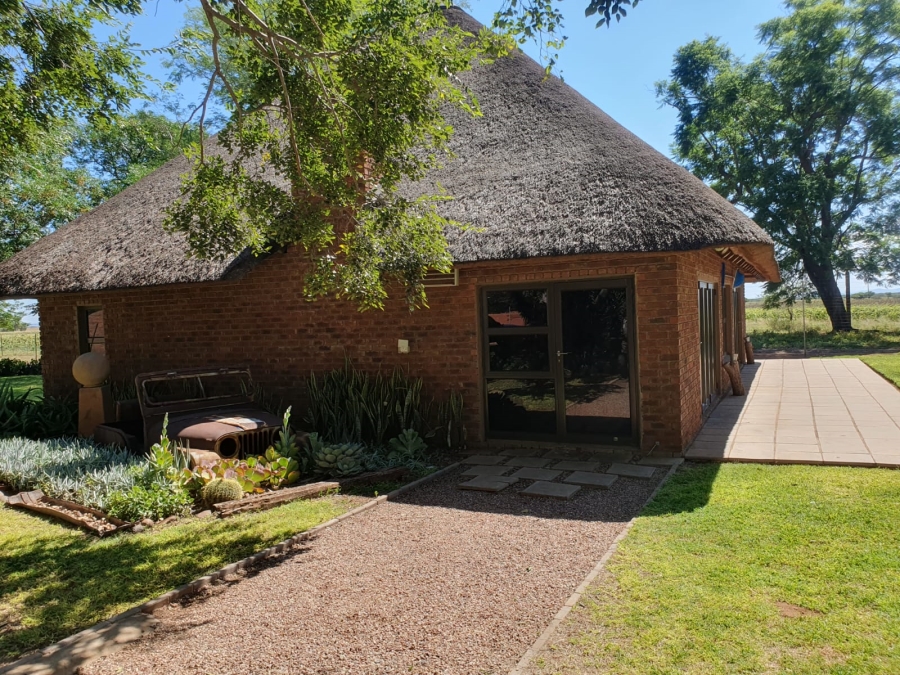 5 Bedroom Property for Sale in Roedtan Limpopo