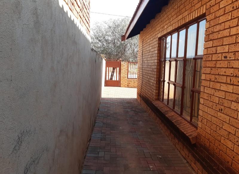 4 Bedroom Property for Sale in Mahwelereng Limpopo