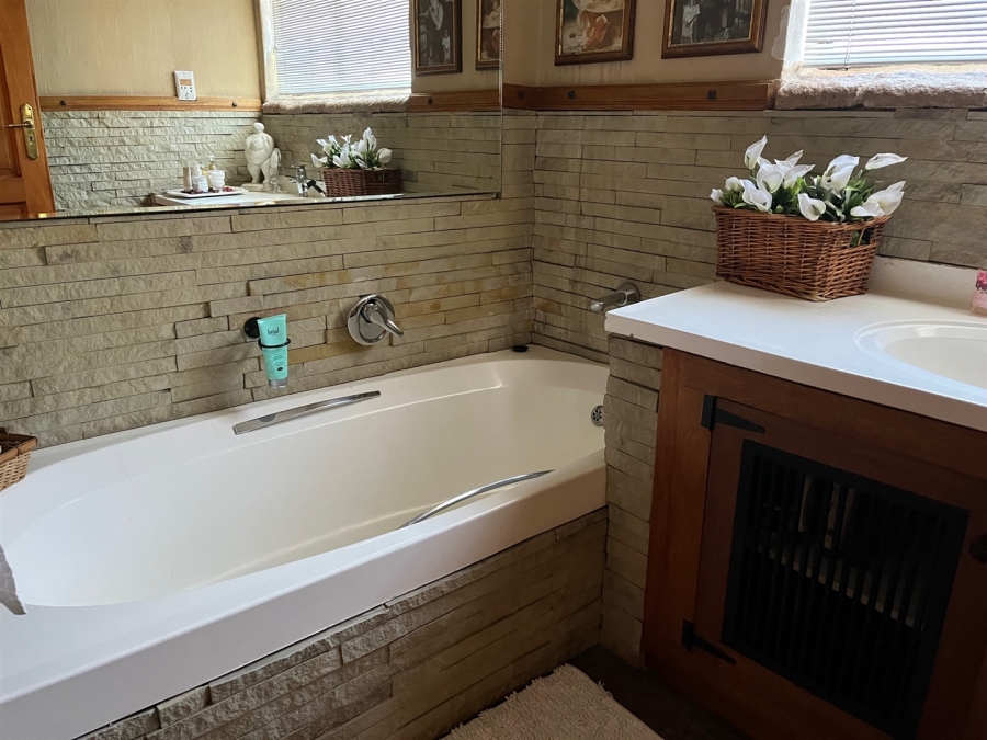 6 Bedroom Property for Sale in Die Heuwel Mpumalanga