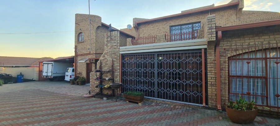 5 Bedroom Property for Sale in Secunda Mpumalanga