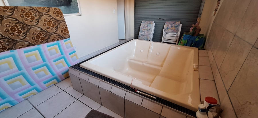 7 Bedroom Property for Sale in Golden Mile Mpumalanga