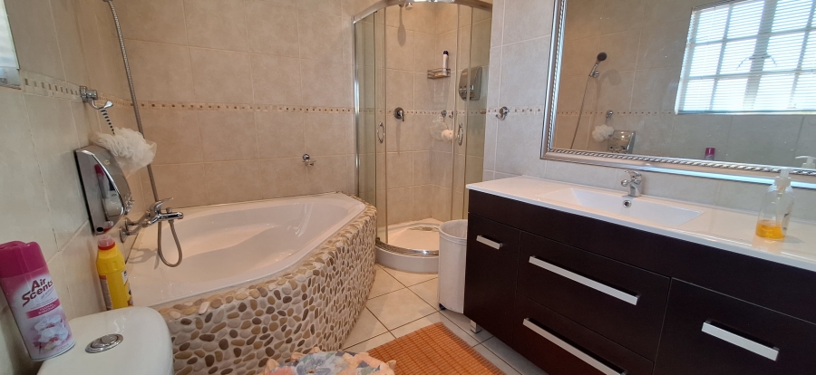 7 Bedroom Property for Sale in Golden Mile Mpumalanga