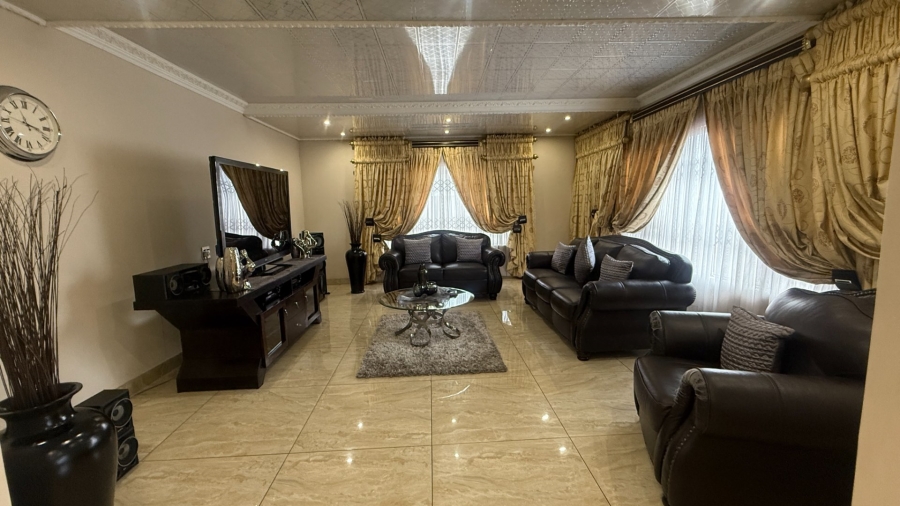 8 Bedroom Property for Sale in Aerorand Mpumalanga