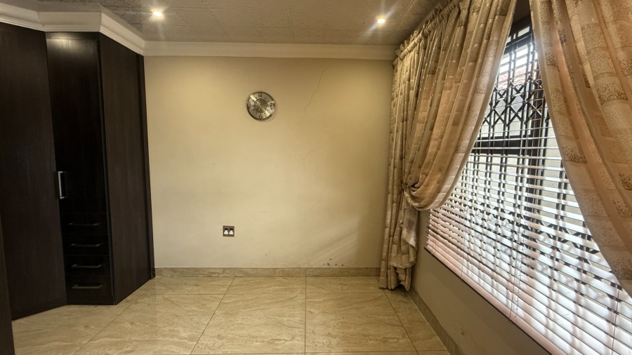 8 Bedroom Property for Sale in Aerorand Mpumalanga