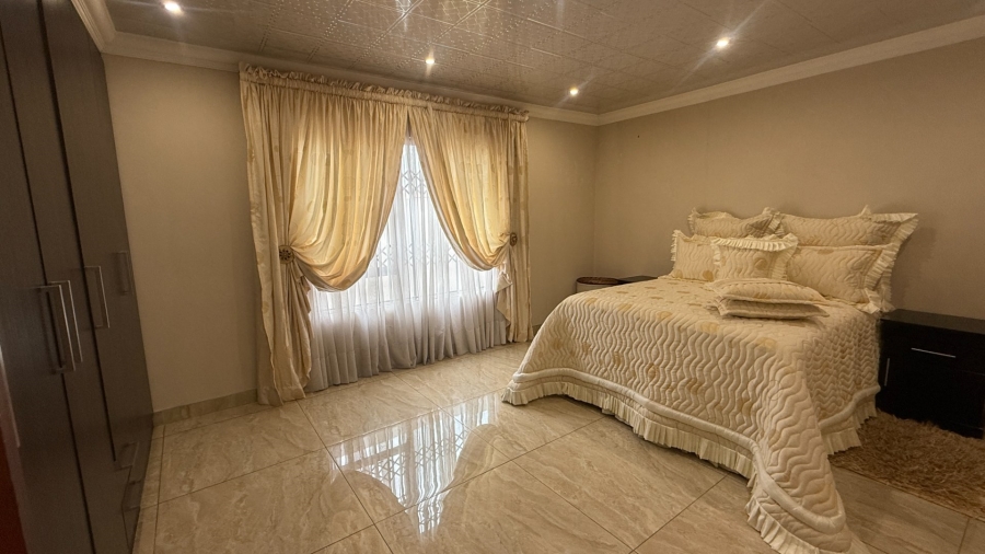 8 Bedroom Property for Sale in Aerorand Mpumalanga