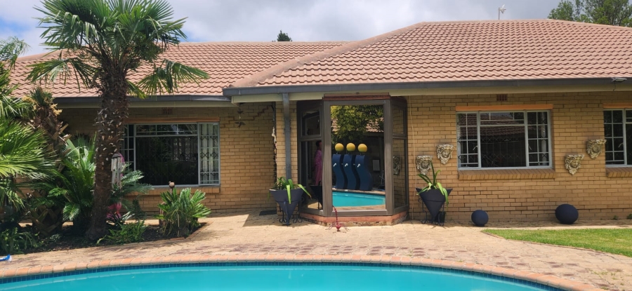 5 Bedroom Property for Sale in Flora Park Mpumalanga