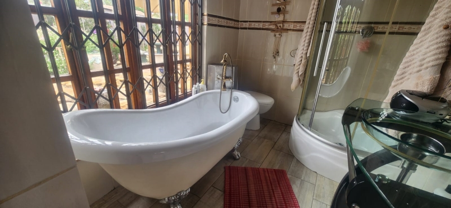 5 Bedroom Property for Sale in Flora Park Mpumalanga