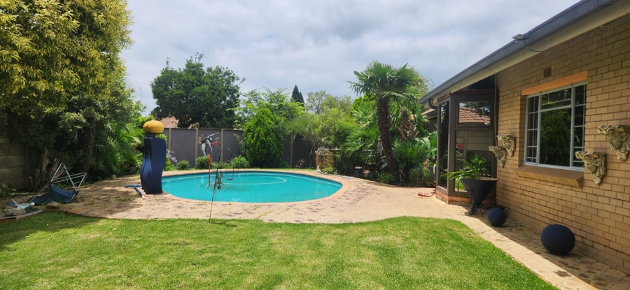 5 Bedroom Property for Sale in Flora Park Mpumalanga